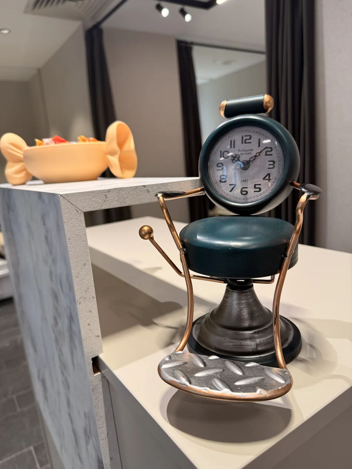 Élite Coiffeur Taksim — nostaljik saç kurutma başlığı detayı