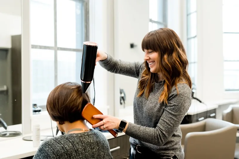 Élite Coiffeur Taksim — profesyonel saç şekillendirme ve fön hizmeti