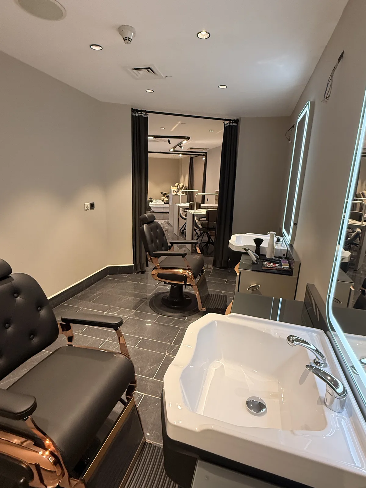 Élite Coiffeur Taksim kuaför salonu — The Marmara Taksim otelindeki lüks styling istasyonları