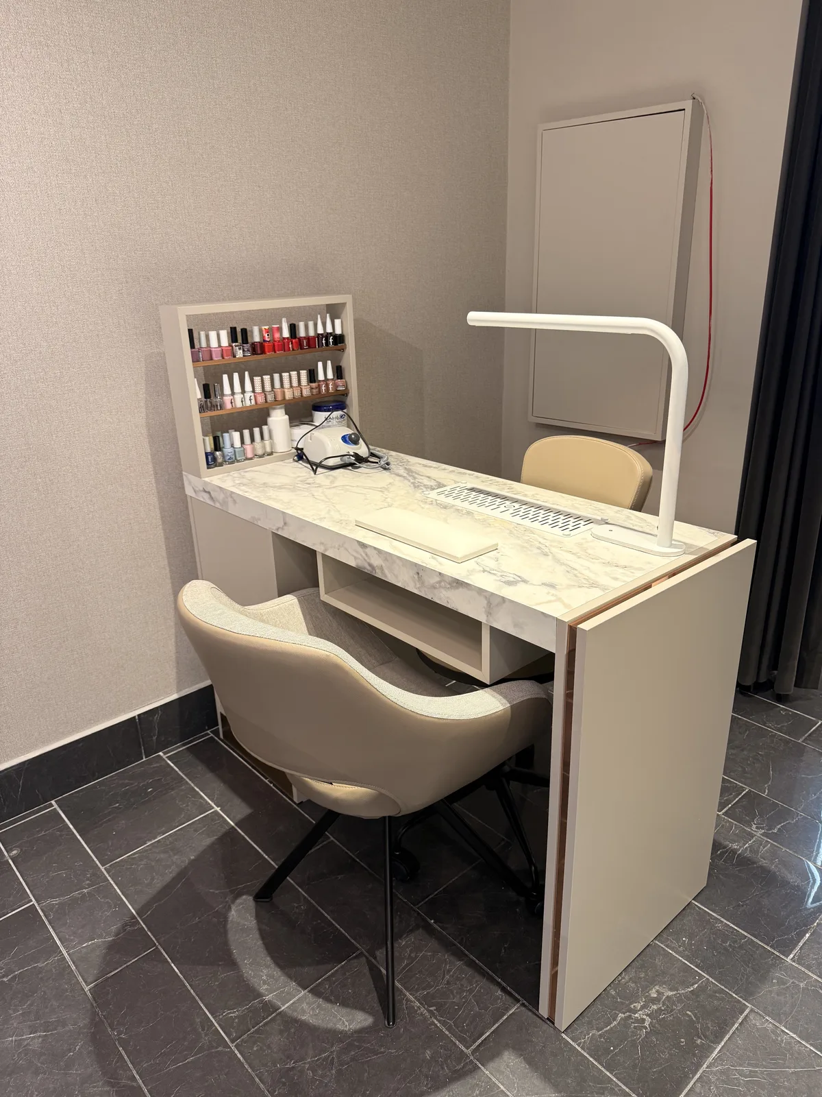 Élite Coiffeur Taksim pedikür koltukları — lüks ayak bakımı alanı