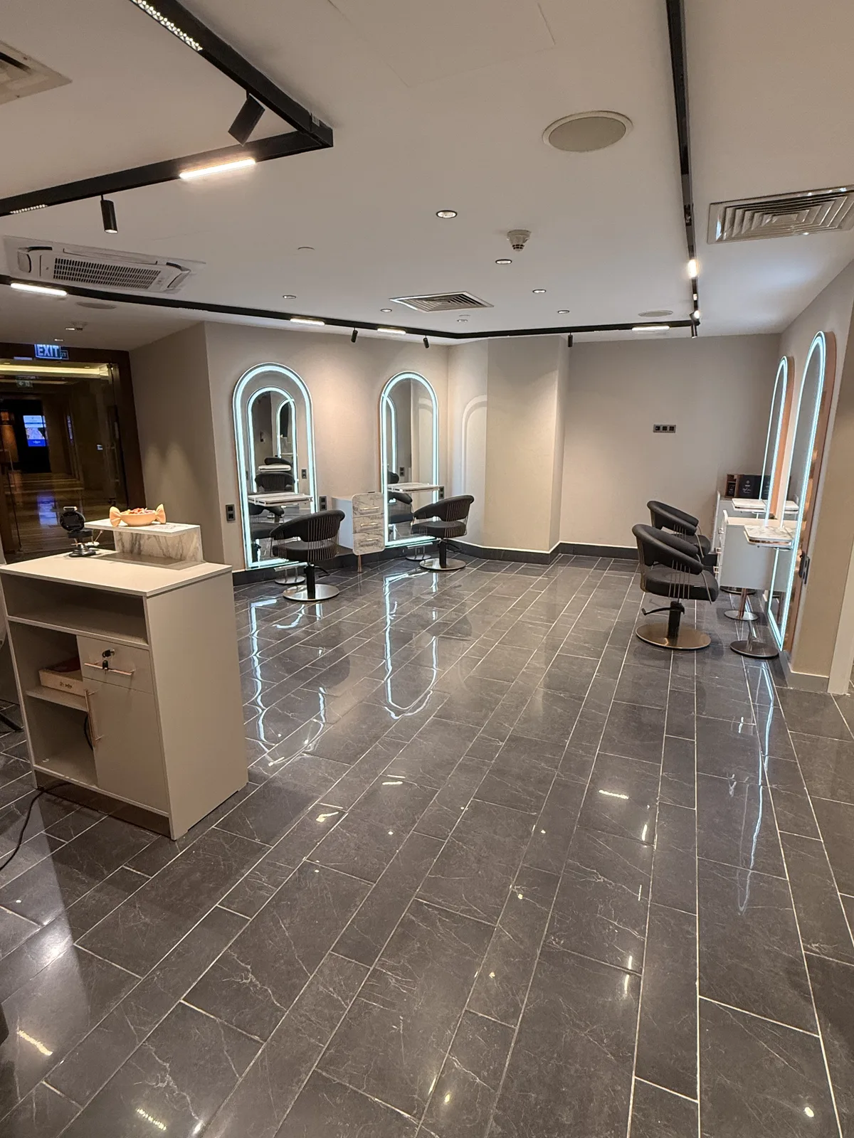 Élite Coiffeur Taksim salon saç styling alanı