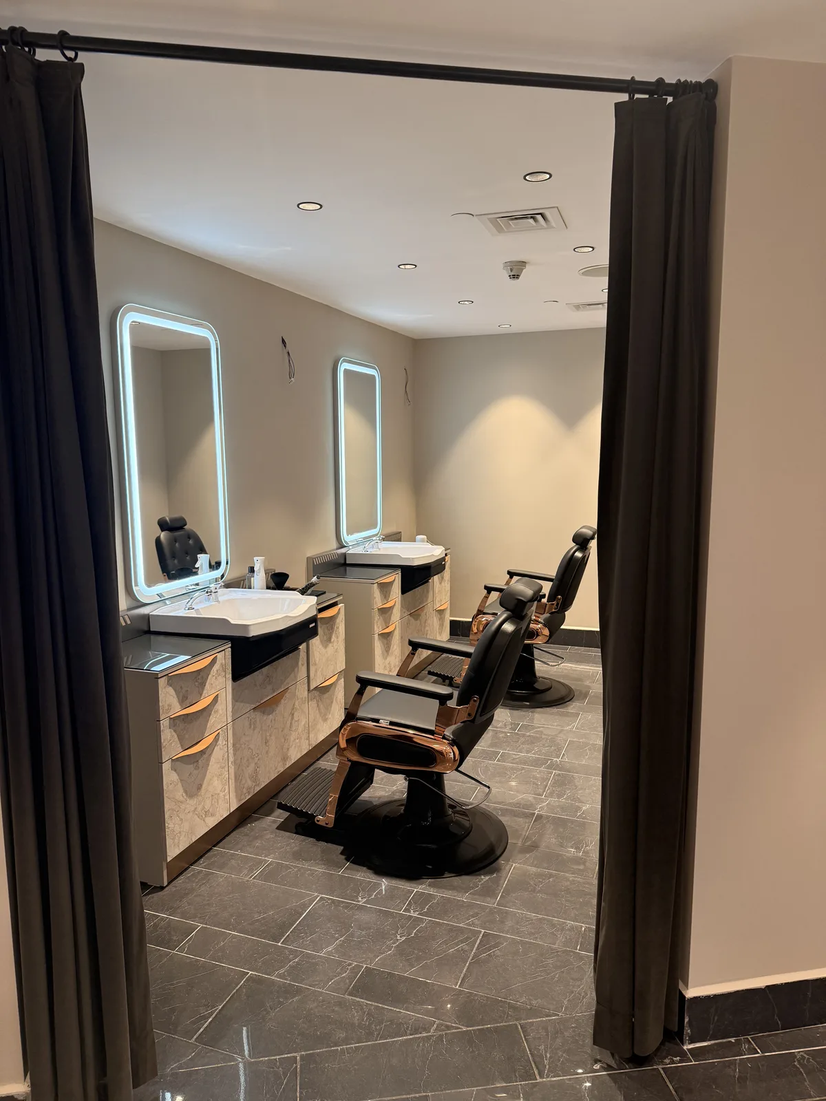 Élite Coiffeur Taksim saç styling istasyonları ve ışıklı aynalar